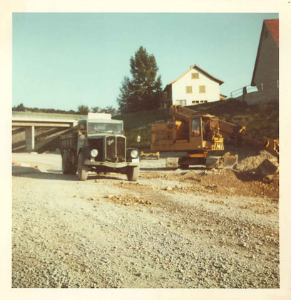 Jakob Gschwend sen. gründet 1967 das St.Galler Transportunternehmen, das heute zudem über einen Mulden- und Entsorgungsservice, Winterdienst und ein Baustofflager von Kies, Sand oder Humus verfügt.