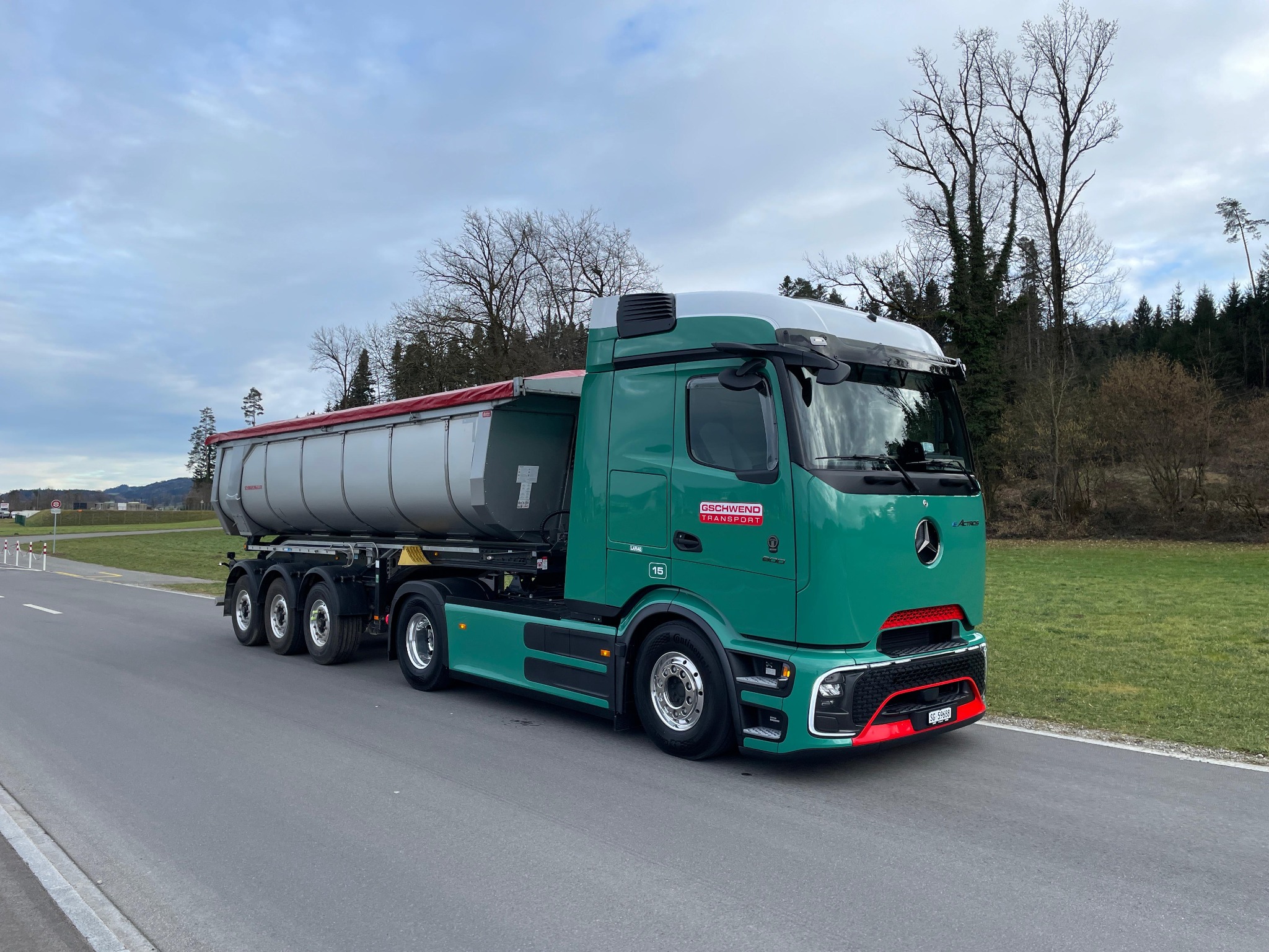 Grüner Mercedes-Benz eActros 600 der Jakob Gschwend AG mit Kippauflieger
